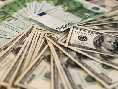 За пять месяцев украинцы продали валюты на 26 млрд грн