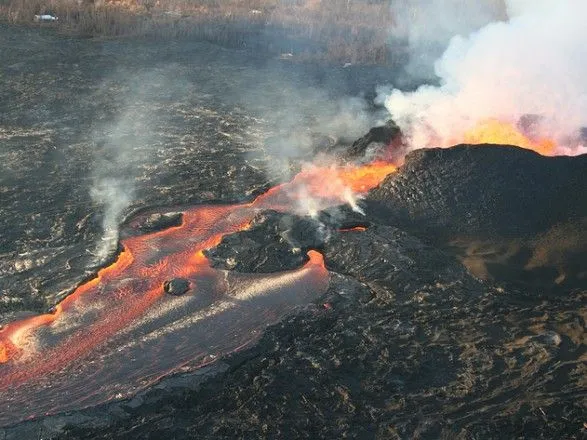 Взрыв в кратере вулкана на Гавайях спровоцировал мощное землетрясение