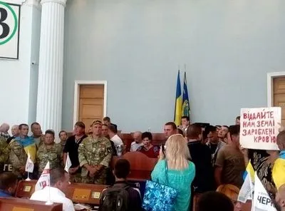 Протести в Черкасах: активісти “взяли у заручники” депутатів і вимагають звільнення Залоги
