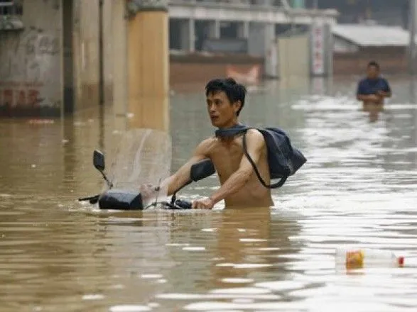 Зливи накрили китайські міста: постраждали вже три провінції