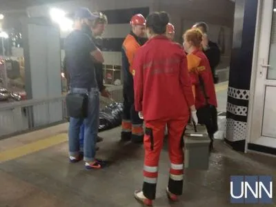 У київському метрополітені людина потрапила під потяг, рух тимчасово зупинили