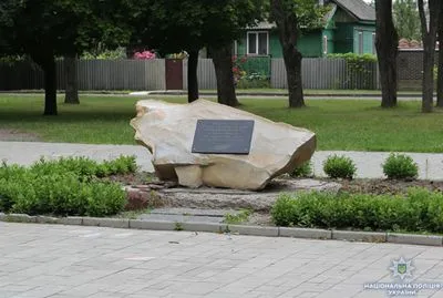 У Сумах молодики справляли природні потреби на пам'ятник Героям Майдану