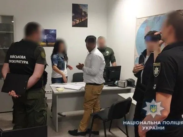 В аэропорту "Борисполь" иностранец пытался дать взятку пограничнику