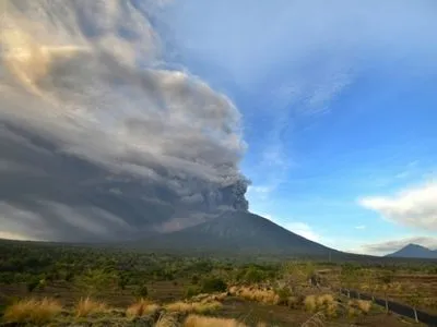 В Индонезии из-за выброса пепла из вулкана закрыли аэропорт на Бали