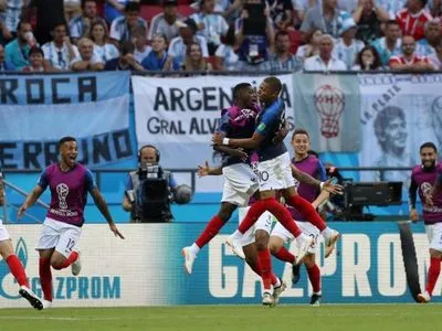 Сборная Франции в матче с 7 голами смогла победить Аргентину и выйти в 1/4