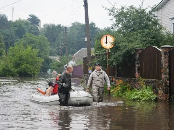В Чернигове дожди затопили 90 домов: людей эвакуировали, есть пострадавшие