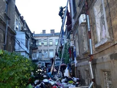 В центре Одессы горела квартира, полностью заваленная мусором