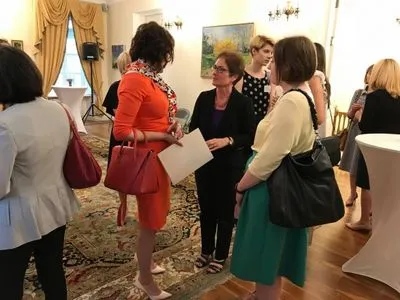 Посол США устроила дома "женскую" вечеринку