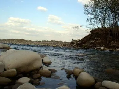 Турист з Одеси застряг у річці на Івано-Франківщині