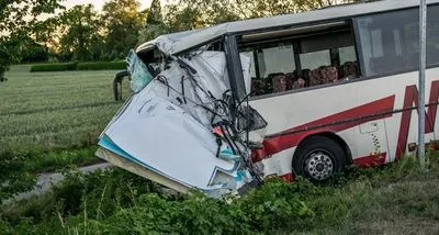 В Германии автобус с детьми врезался в "скорую": есть травмированные