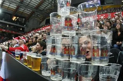 УЕФА разрешил продавать алкоголь на матчах Лиги чемпионов и Лиги Европы