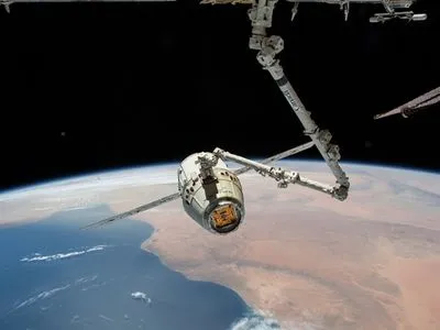 Космічна вантажівка Dragon зістикувалася з МКС