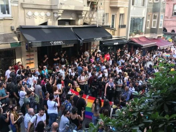 Турецька поліція розігнала парад ЛГБТ із сльозогінним газом і гумовими кулями