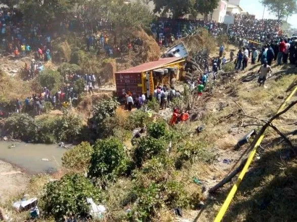 В Танзании грузовик врезался в три автобуса: 20 человек погибли