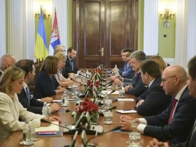 Порошенко: поездки сербских депутатов в оккупированный Крым неприемлемы