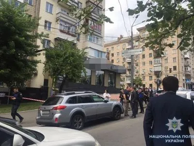 Мужчина, в которого стреляли в центре Киева, умер