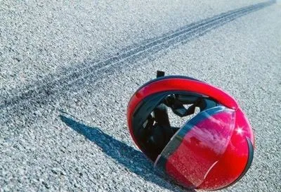 На Буковине мотоциклист влетел на большой скорости в авто и погиб