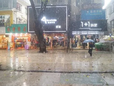 От проливных дождей в Китае пострадали более 100 тысяч человек