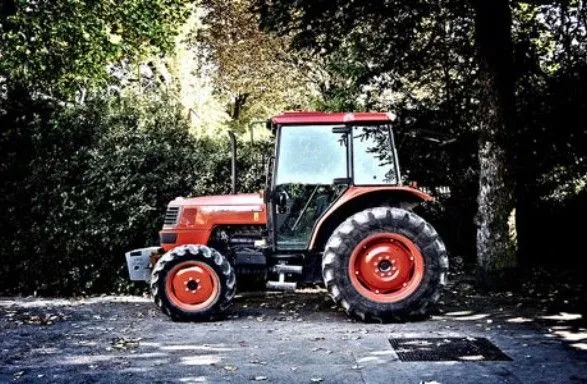 Чоловіка на Львівщині переїхав власний трактор