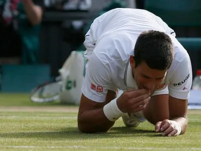 Тенісист Джокович розповів, чому любить їсти траву на Вімблдоні