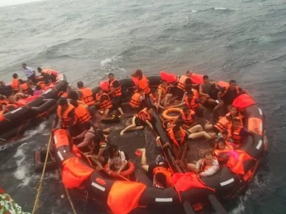 Два пасажирських човни перекинулись у Таїланді: під водою зникли 49 людей