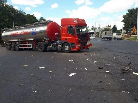 В Харькове грузовик с кислотой протаранил микроавтобус
