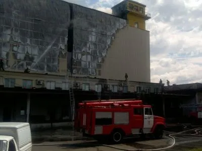 В Киеве загорелось здание на территории промкомбината