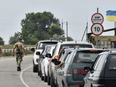 На Донбасі у чергах на КПВВ застрягли майже 200 авто