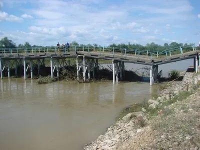 В Карпатах обрушился мост через приток реки Лимница