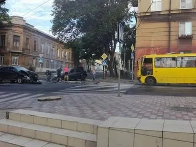 Семь человек пострадали в Мариуполе из-за каскадного ДТП