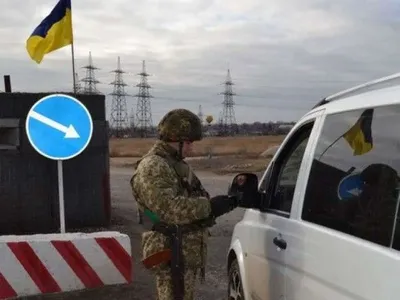 На Донбасі змінено режим роботи КПВВ “Золоте”
