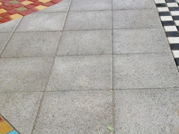 В Одесі керівник виправної колонії привласнював тротуарну плитку