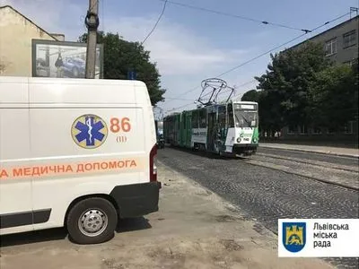 У Львові в трамваї помер чоловік