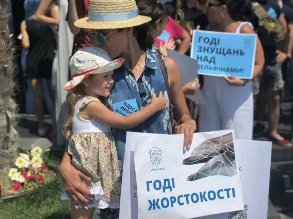 Зоозахисники влаштували пікет біля дельфінарію в Одесі