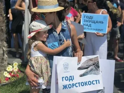 Зоозащитники устроили пикет у дельфинария в Одессе