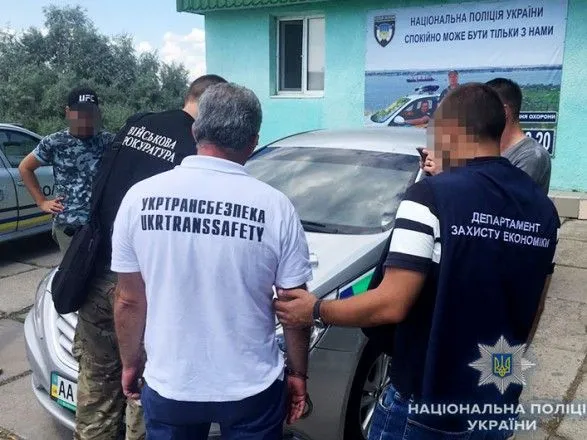 Посадовець "Укртрансбезпеки" у Миколаєві вимагав хабарі з автоперевізників
