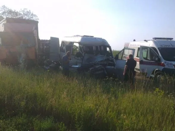 Мercedes в Днепропетровской области влетел в грузовик: один человек погиб, четверо травмированы