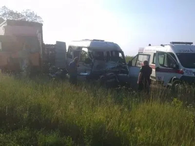Мercedes в Днепропетровской области влетел в грузовик: один человек погиб, четверо травмированы