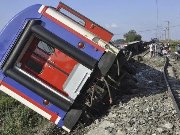 Не менее 10 человек погибли в Турции при аварии на железной дороге