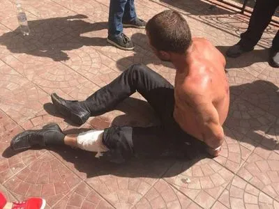 Полицейские в Киеве со стрельбой задержали вооруженного мужчину