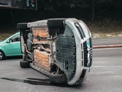 В Киеве в результате ДТП перевернулся автомобиль