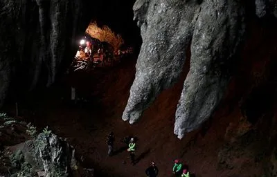 Рятувальники в Таїланді вивели з печери вже шістьох школярів