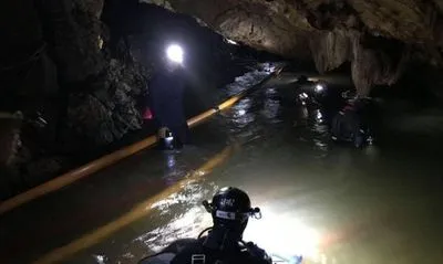 Спасатели приступили к эвакуации школьников из пещеры Кхао Луанг в Таиланде