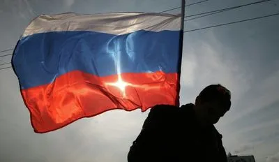 Обиделся на власть: на Буковине ищут мужчину, который гулял по селу с флагом РФ