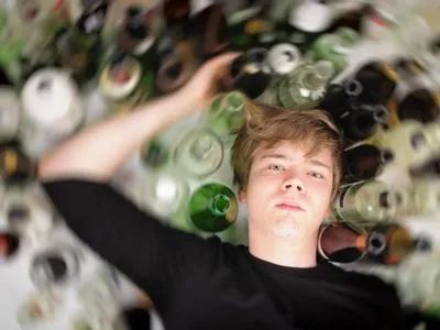 Социологи рассказали, какие алкогольные напитки "предпочитают" украинские школьники