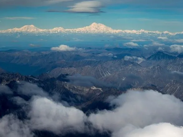 Пассажирский самолет упал в горах на Аляске