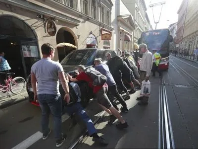 Джип з українськими номерами заблокував трамвайний рух у Празі