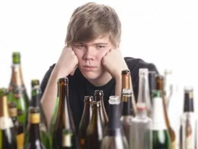 Каждый пятый украинский подросток употребляет алкоголь у себя дома
