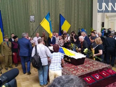 В Киеве началось прощание с Левко Лукьяненко