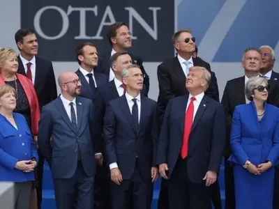 Меркель и Мэй появились на саммите НАТО в нарядах одинакового цвета